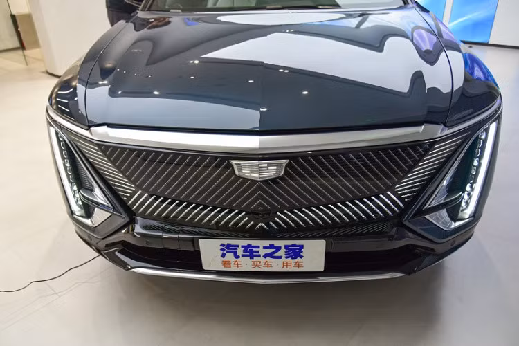 Tại Trung Quốc, khách hàng có thể đặt mua Cadillac Lyriq qua ứng dụng IQ của hãng Cadillac hoặc chương trình trên WeChat. Số tiền đặt cọc mà khách hàng phải bỏ ra là 1.190 Nhân dân tệ (khoảng 4,1 triệu đồng). Trong khi đó, giá xe Cadillac Lyriq tại thị trường tỷ dân này khởi điểm từ 439.700 Nhân dân tệ (1,53 tỷ đồng).