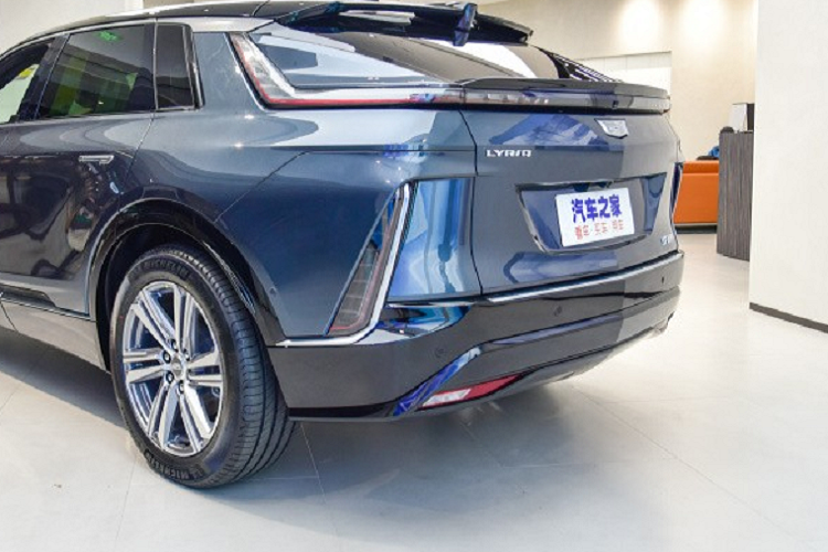 Được phát triển dựa trên cơ sở gầm bệ Ultium của tập đoàn General Motors (GM), Lyriq đánh dấu sự chuyển dịch sang xe chạy điện thông minh của thương hiệu Cadillac. Với chiều dài 5.003 mm, chiều rộng 1.977 mm, chiều cao 1.637 mm và chiều dài cơ sở 3.094 mm, Cadillac Lyriq được định vị trong phân khúc SUV cỡ lớn. Như vậy, so với xe ở Mỹ, Cadillac Lyriq tại Trung Quốc dài hơn và cao hơn một chút.