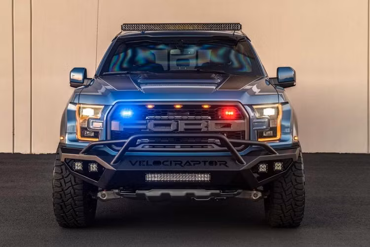 Chiếc xe to lớn chỉ mất 4,2 giây để gia tốc từ 0-96 km/h nhờ vào những nâng cấp từ Hennessey bao gồm hệ thống nạp khí, hệ thống ống xả bằng thép không gỉ, và nâng cấp phần mềm.