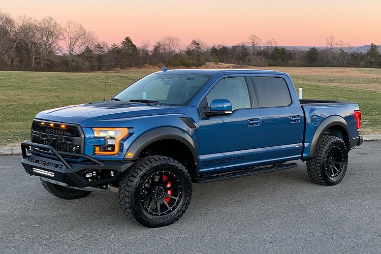 Gói trang bị an ninh từ AddArmor bao gồm hệ thống âm thanh phản công, và tay nắm cửa sốc điện khi mọi thứ trở nên tồi tệ hơn. Gói này còn bao gồm các tấm cản trước và sau được che kín, hệ thống ắc quy kép, còi báo động và đèn chiếu sáng bọc đá, hệ thống liên lạc, và thậm chí “khả năng quét bom”. AddArmor cũng cung cấp lốp run-flat, khả năng chạy với 80 km/h. Phanh Brembo cung cấp thêm sức hãm xe, trong khi bộ cân bằng hệ thống treo trước giúp mọi thứ luôn ổn định.