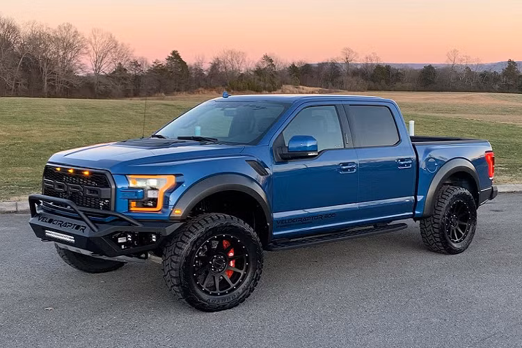 Gói trang bị an ninh từ AddArmor bao gồm hệ thống âm thanh phản công, và tay nắm cửa sốc điện khi mọi thứ trở nên tồi tệ hơn. Gói này còn bao gồm các tấm cản trước và sau được che kín, hệ thống ắc quy kép, còi báo động và đèn chiếu sáng bọc đá, hệ thống liên lạc, và thậm chí “khả năng quét bom”. AddArmor cũng cung cấp lốp run-flat, khả năng chạy với 80 km/h. Phanh Brembo cung cấp thêm sức hãm xe, trong khi bộ cân bằng hệ thống treo trước giúp mọi thứ luôn ổn định.