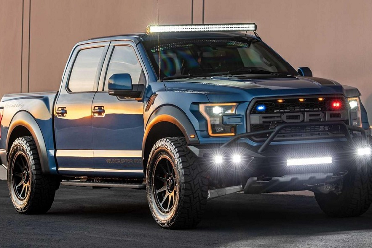 AddArmor tự nhận mình là một công ty thiết kế và cung cấp các căn phòng an toàn di động - những chiếc xe bọc giáp tối tân mà đưa sự an toàn cá nhân lên một tầng cao mới. Trước đây, công ty đã trang bị bọc giáp cho một chiếc Ferrari 458 Speciale và Audi RS7 hiệu suất cao, tuy nhiên sản phẩm mới nhất của họ mới thực là đáng sợ khi nó là một chiếc Hennessey VelociRaptor bọc giáp.