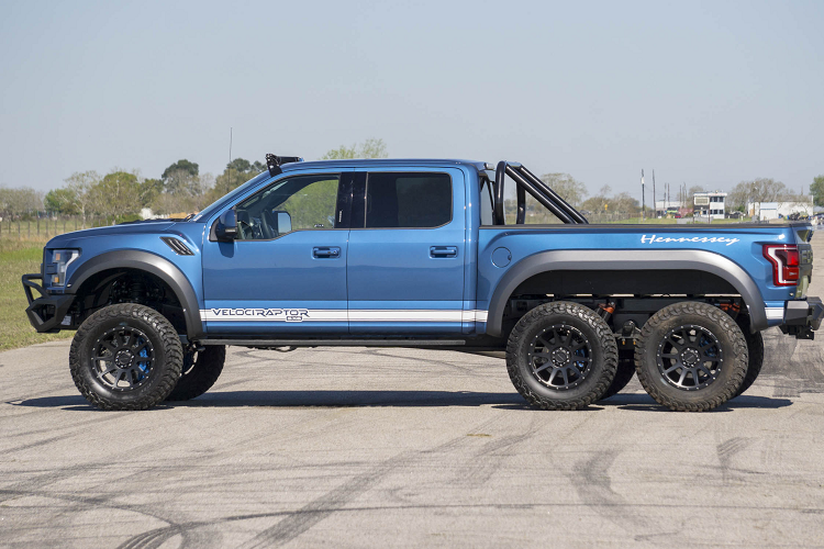 Về phần xe bán tải Hennessey VelociRaptor, nó có công suất 600 mã lực so với 450 mã lực của Raptor nguyên bản.
