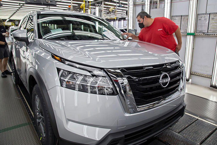 Jeff Younginer, phó chủ tịch nhà máy lắp ráp xe Nissan Smyrna cho biết: “Việc bắt đầu sản xuất xe SUV Nissan Pathfinder mới đánh dấu một cột mốc quan trọng khác trong câu chuyện động lực Nissan NEXT của chúng tôi. “Đội ngũ nhà máy Smyrna rất vui mừng được đưa phiên bản mới nhất của chiếc xe mang tính biểu tượng này đến với khách hàng.”