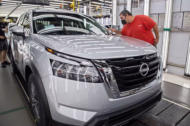 Jeff Younginer, phó chủ tịch nhà máy lắp ráp xe Nissan Smyrna cho biết: “Việc bắt đầu sản xuất xe SUV Nissan Pathfinder mới đánh dấu một cột mốc quan trọng khác trong câu chuyện động lực Nissan NEXT của chúng tôi. “Đội ngũ nhà máy Smyrna rất vui mừng được đưa phiên bản mới nhất của chiếc xe mang tính biểu tượng này đến với khách hàng.”
