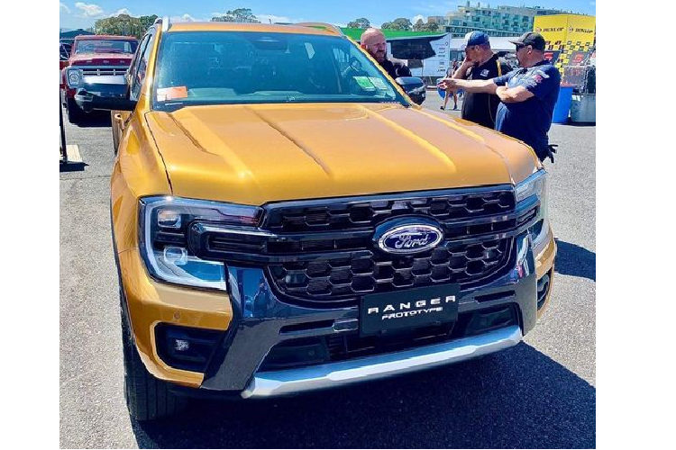 Phần nắp capo được tạo hình cơ bắp hơn trước mang đến cái nhìn nam tính. Xe có dải đèn LED ban ngày đồ hoạ chữ "C" lấy cảm hứng từ Maverick, cản trước tinh chỉnh với 2 móc kéo đậm chất off-road. Mặt khác, các đường gân dọc thân xe đã được trau chuốt tinh tế hơn, kết hợp với các hộc bánh xe to bản, bộ la zăng hợp kim tối màu mới tạo cho Ranger một tổng thể vững chãi.