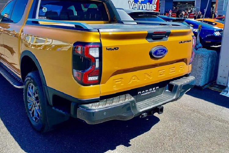Bên cạnh thiết kế ngoại thất "lột xác", mẫu xe bán tải Ford Ranger 2022 còn sở hữu loạt trang bị cao cấp ở nội thất như màn hình cảm ứng trung tâm đặt dọc kích cỡ tới 12 inch, vô lăng đa chức năng, bảng đồng hồ kỹ thuật số, cần số tinh tế hơn, hệ thống giải tí Ford SYNC 4, sạc điện thoại thông minh không dây, camera 360 độ, điều hòa tự động, điều chỉnh xe thông qua ứng dụng trên điện thoại (khởi động từ xa, kiểm tra tình trạng xe, khóa/mở cửa từ xa).