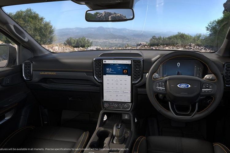 Ở phía sau, cụm đèn hậu được tái thiết kế đồ hoạ hình số "3" độc đáo, đi kèm với đó là dòng chữ "RANGER" cỡ lớn dập nổi trên nắp thùng hàng để tăng cường độ nhận diện. Đáng chú ý, gần hốc bánh sau còn có bệ bước chân giúp người dùng lấy hàng hóa thuận tiện hơn.