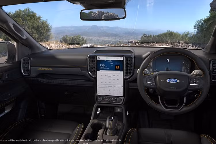 Ở phía sau, cụm đèn hậu được tái thiết kế đồ hoạ hình số "3" độc đáo, đi kèm với đó là dòng chữ "RANGER" cỡ lớn dập nổi trên nắp thùng hàng để tăng cường độ nhận diện. Đáng chú ý, gần hốc bánh sau còn có bệ bước chân giúp người dùng lấy hàng hóa thuận tiện hơn.