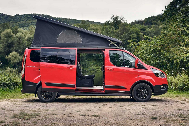Trong khi đó, biến thể Nugget Trail màu đỏ trông hầm hố hơn nhờ các chi tiết tối màu như lưới mặt ca-lăng giống mẫu bán tải Ford F-150, mâm xe 16 inch và ốp hông cửa trượt.
