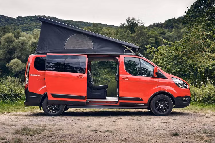 Trong khi đó, biến thể Nugget Trail màu đỏ trông hầm hố hơn nhờ các chi tiết tối màu như lưới mặt ca-lăng giống mẫu bán tải Ford F-150, mâm xe 16 inch và ốp hông cửa trượt.