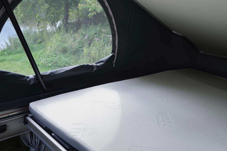 Bên trên mui của Ford Transit Nugget là lều xếp, khi mở lên sẽ trở thành phòng ngủ với không gian đủ cho 2 người lớn nghỉ ngơi.