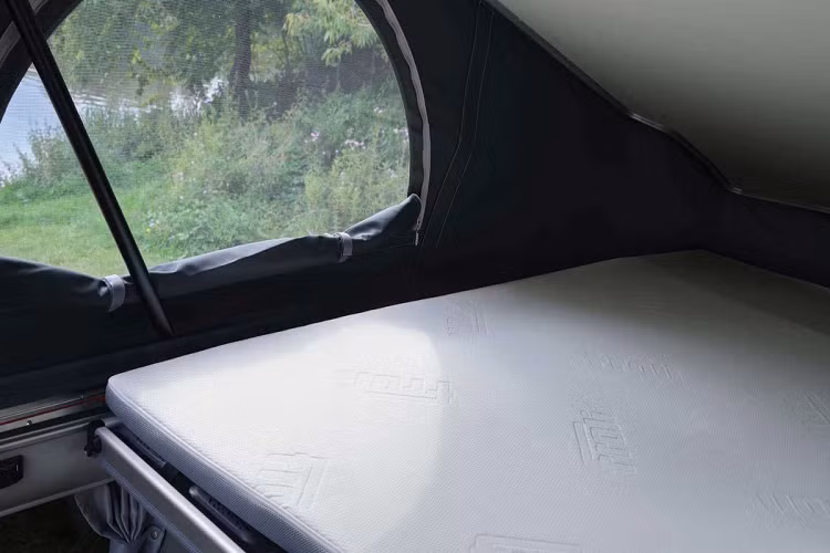 Bên trên mui của Ford Transit Nugget là lều xếp, khi mở lên sẽ trở thành phòng ngủ với không gian đủ cho 2 người lớn nghỉ ngơi.