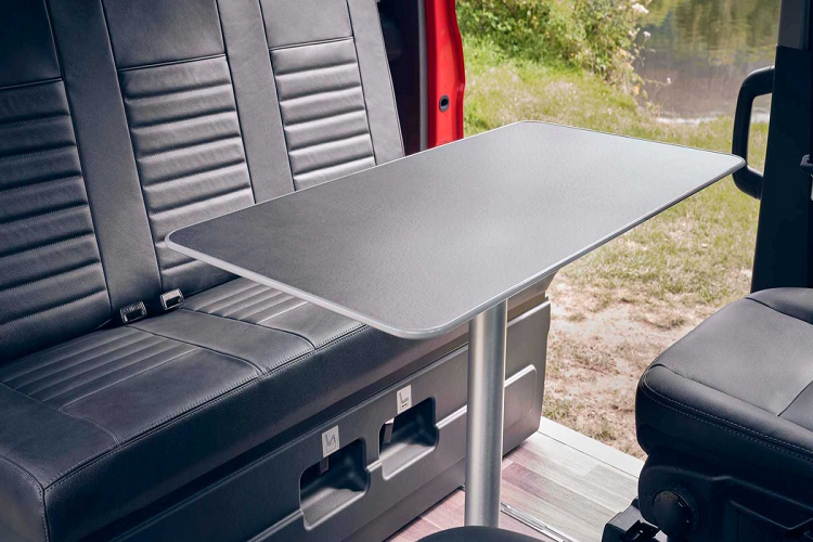 Biến thể Trail được trang bị một chiếc bàn đa năng và hàng ghế đầu có thể xoay 180 độ để tạo thành phòng ăn bên trong xe.