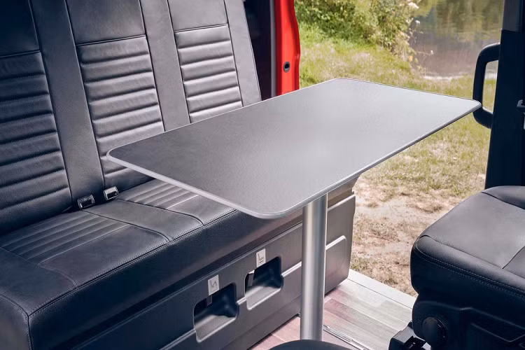 Biến thể Trail được trang bị một chiếc bàn đa năng và hàng ghế đầu có thể xoay 180 độ để tạo thành phòng ăn bên trong xe.