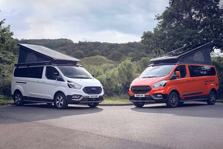 Trong đó, mẫu Ford Transit Nugget Active màu trắng mang thiết kế lịch lãm và không quá khác biệt so với một chiếc Ford Transit thông thường. Xe có la-zăng 17 inch và lưới tản nhiệt dạng tổ ong.