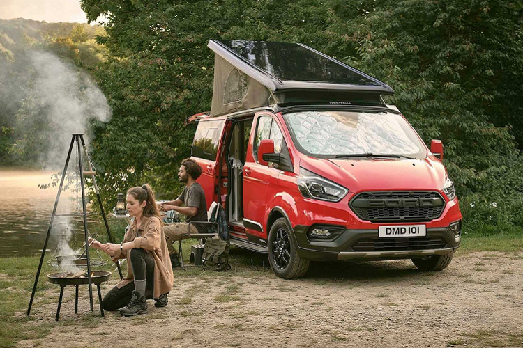 Phiên bản Nugget của Ford Transit 2021 mới vừa được nâng cấp tại thị trường châu Âu. Mẫu xe van của Ford được trang bị sẵn nội thất phục vụ cho những chuyến đi dã ngoại và cắm trại.