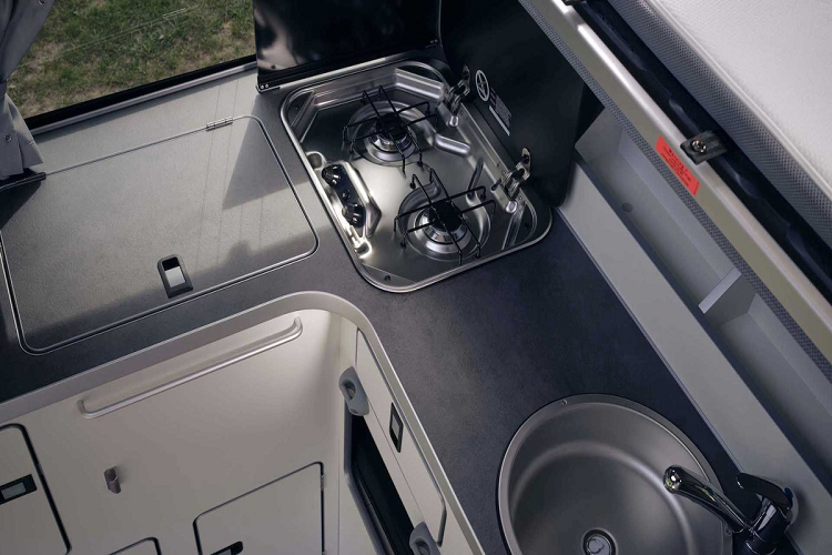 Các phiên bản Nugget của Ford Transit có nhiều tiện ích cao cấp như tủ bếp, bếp gas, bồn rửa... Ngoài ra, nội thất cũng được hoàn thiện bằng vật liệu cao cấp như nhôm hay sàn lót gỗ.