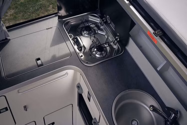 Các phiên bản Nugget của Ford Transit có nhiều tiện ích cao cấp như tủ bếp, bếp gas, bồn rửa... Ngoài ra, nội thất cũng được hoàn thiện bằng vật liệu cao cấp như nhôm hay sàn lót gỗ.