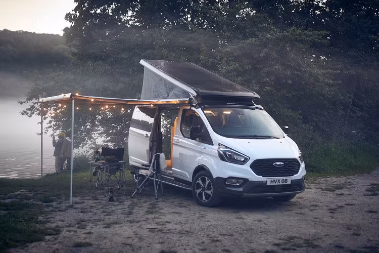 Mẫu nhà di động Ford Transit 2021 có 2 biến thể, gồm Active và Trail với đôi chút khác biệt ở phong cách ngoại thất.