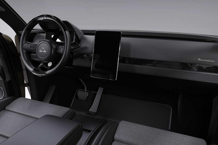 Mẫu bán tải Alpha Wolf Plus chạy điện này trông vẫn tương đối nhỏ, dài 5.150 mm với thùng xe dài 1.652 mm và ghế ngồi cho 4 người. Công ty khởi nghiệp của Mỹ nói rằng Wolf Plus sẽ cung cấp cự li di chuyển khoảng 400 – 435 km, với công suất đến từ hoặc thiết lập mô tơ kép 4WD hoặc mô tơ đơn RWD.