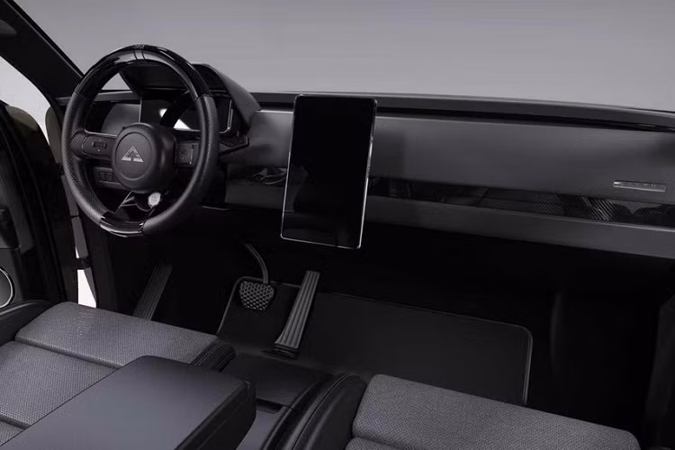 Mẫu bán tải Alpha Wolf Plus chạy điện này trông vẫn tương đối nhỏ, dài 5.150 mm với thùng xe dài 1.652 mm và ghế ngồi cho 4 người. Công ty khởi nghiệp của Mỹ nói rằng Wolf Plus sẽ cung cấp cự li di chuyển khoảng 400 – 435 km, với công suất đến từ hoặc thiết lập mô tơ kép 4WD hoặc mô tơ đơn RWD.