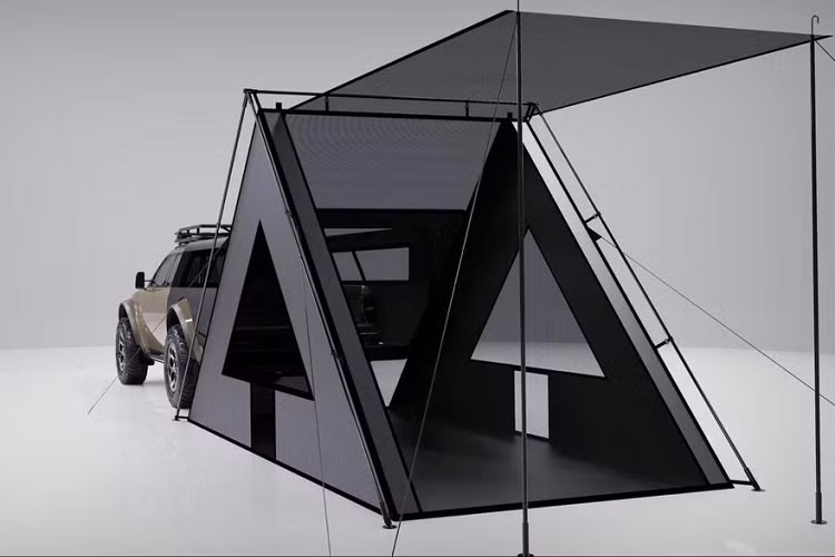 Alpha không cung cấp thông tin chi tiết cụ thể về các phụ kiện của Wolf Plus, nhưng các bức ảnh cho thấy một giỏ gắn trên nóc xe, một khung mở rộng thùng xe cực dài, một tấm pin mặt trời nằm ở thùng xe, và một chiếc lều cực lớn che phủ thùng xe và kéo dài ra tận phía sau.