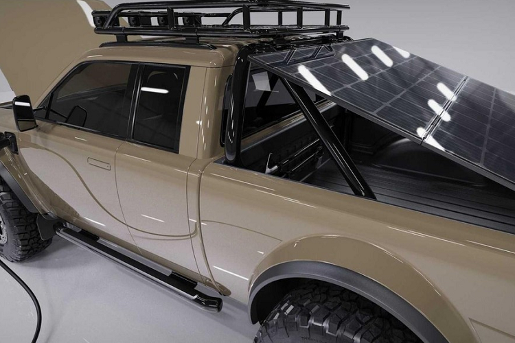 Phong cách thiết kế của Alpha Wolf Plus đi theo hướng tối giản cả trong lẫn ngoài, và thực tế không khác là mấy so với Wolf thông thường. Phần cốp phía trước có những đường nét đơn giản và trông thực dụng, trong khi phía sườn cho thấy sự hiện diện của những tấm chắn bùn lớn, lốp xe vạm vỡ để mang tới một dáng vẻ cứng cáp bản lĩnh. Tuy nhiên, những chi tiết này không làm mất đi chủ đề cổ điển đặc trưng của thương hiệu.