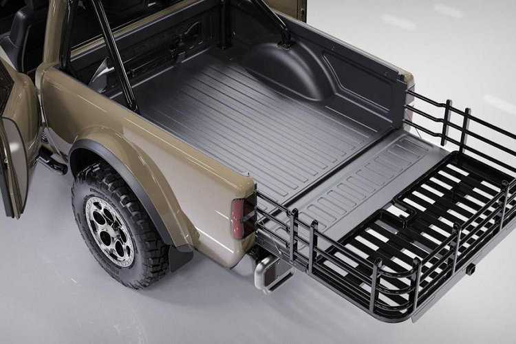 Nội thất xe trông rất gọn gàng với hai màn hình nằm trên mặt táp lô phẳng – một dành cho bảng đồng hồ và một dành cho thông tin giải trí. Trong khi đó, vô lăng xe có thiết kế khá lạ mắt và tích hợp một số nút bấm chức năng và một lẫy số nhỏ.