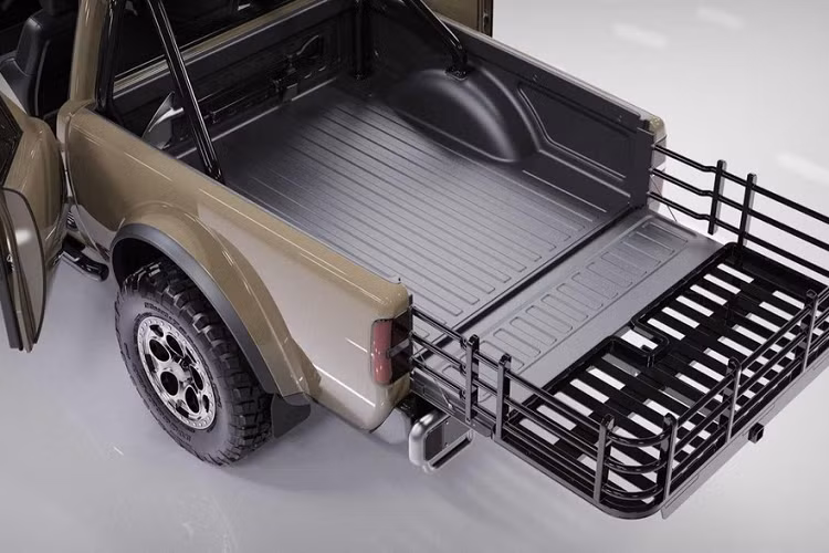 Nội thất xe trông rất gọn gàng với hai màn hình nằm trên mặt táp lô phẳng – một dành cho bảng đồng hồ và một dành cho thông tin giải trí. Trong khi đó, vô lăng xe có thiết kế khá lạ mắt và tích hợp một số nút bấm chức năng và một lẫy số nhỏ.