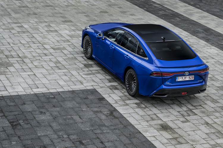 Mui xe của Mirai 2021 thấp dần về sau, mang hơi hướm những mẫu sedan lai coupe.