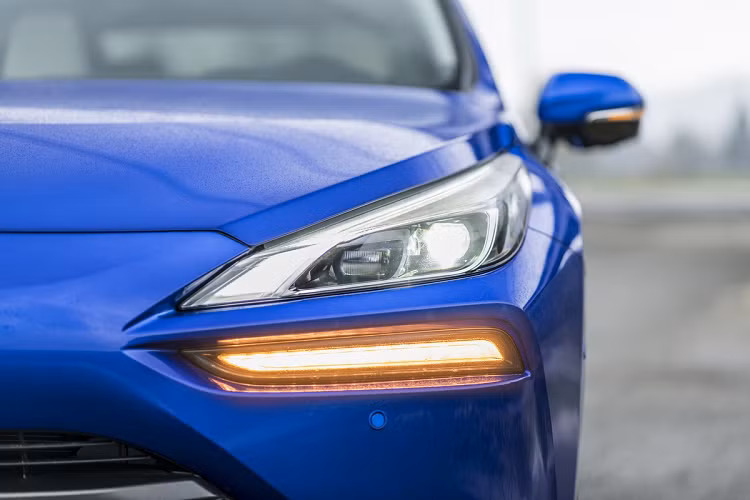 Do được phát triển trên nền tảng mới, Mirai 2021 có kiểu dáng tương tự các mẫu sedan hạng sang của Lexus. Nổi bật là lưới tản nhiệt hình thang cỡ lớn, mở rộng về phía dưới. Hệ thống đèn được thiết kế thanh mảnh với bố cục đơn giản.