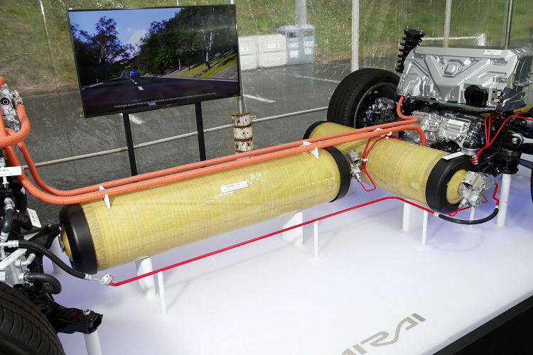 Cung cấp năng lượng cho động cơ điện là 3 bình khí hydro đặt theo hình chữ T, giúp xe di chuyển quãng đường 650 km. Quá trình làm đầy 3 bình hydro này chỉ tốn khoảng 5 phút.