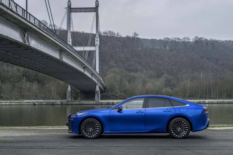 Các đường gân nổi thể thao trên Mirai thế hệ đầu tiên được loạt bỏ hoàn toàn ở thế hệ mới. Mirai thế hệ thứ 2 có thân xe phẳng và to hơn.