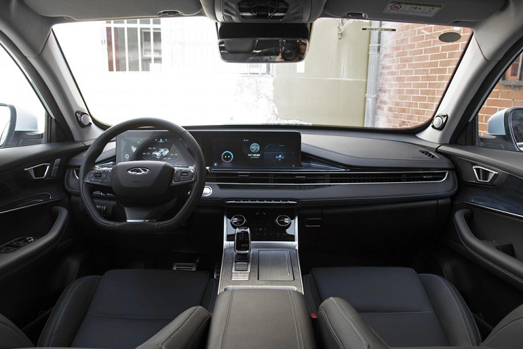 Quay trở lại với mẫu xe SUV Tiggo 7 Plus, nó là một mẫu xe trông khá đẹp, nhưng không có gì đáng ngạc nhiên. Chi tiết “điên rồ” nhất mà Chery bổ sung cho xe mới là một chút màu sắc tương phản trên nóc và tấm chắn bùn. Những chi tiết này chỉ là điểm nhấn nhỏ, và người nhìn có thể dễ dàng bỏ qua nếu không tập trung.