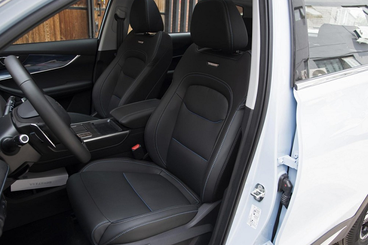 Bù lại, nội thất xe mang đến ấn tượng tốt hơn. Các vật liệu và chất lượng hoàn thiện đều rất tốt, và thiết kế tổng thể là cực kỳ gọn gàng hợp thẩm mỹ. Trung tâm mặt táp lô là một màn hình đôi cùng cỡ 12,3 inch. Bên trái là cho bảng đồng đồ, và bên phải là cho thông tin giải trí. Ở phía dưới là một màn hình cảm ứng nữa kết hợp với hai núm vặn cho hệ thống sưởi. Hệ thống điều khiển của xe không có một nút bấm nào.