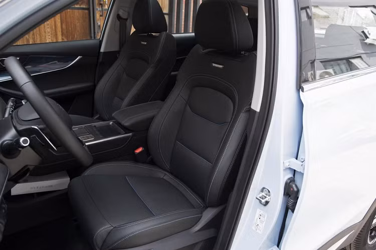 Bù lại, nội thất xe mang đến ấn tượng tốt hơn. Các vật liệu và chất lượng hoàn thiện đều rất tốt, và thiết kế tổng thể là cực kỳ gọn gàng hợp thẩm mỹ. Trung tâm mặt táp lô là một màn hình đôi cùng cỡ 12,3 inch. Bên trái là cho bảng đồng đồ, và bên phải là cho thông tin giải trí. Ở phía dưới là một màn hình cảm ứng nữa kết hợp với hai núm vặn cho hệ thống sưởi. Hệ thống điều khiển của xe không có một nút bấm nào.