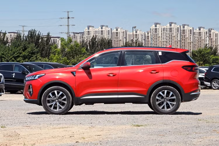 Giá xe Chery Tiggo 7 Plus 2021 có mức khởi điểm từ 86.800 nhân dân tệ (tương đương 307 triệu đồng) đối với bản tiêu chuẩn và tăng lên 123.900 nhân dân tệ (tương đương 437 triệu đồng) đối với bản cao cấp nhất.