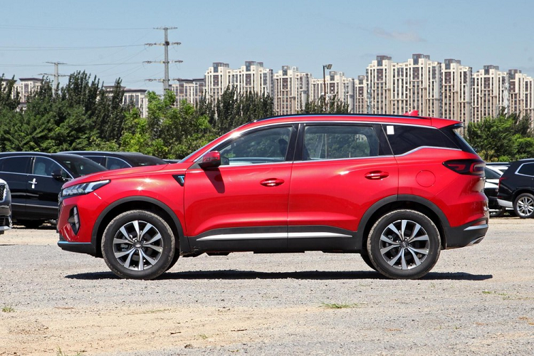 Giá xe Chery Tiggo 7 Plus 2021 có mức khởi điểm từ 86.800 nhân dân tệ (tương đương 307 triệu đồng) đối với bản tiêu chuẩn và tăng lên 123.900 nhân dân tệ (tương đương 437 triệu đồng) đối với bản cao cấp nhất.