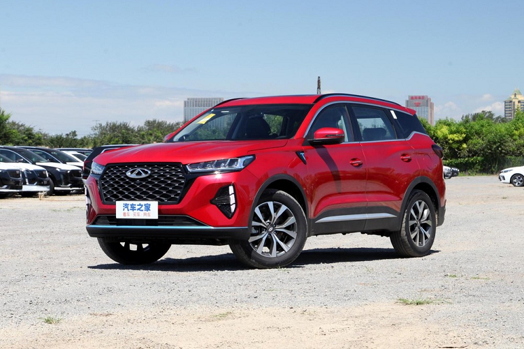 Dường như mỗi ngày qua đi, thị trường xe nội địa Trung Quốc lại đón nhận thêm một vài mẫu xe mới ra lò. Trong đầu tháng 10 này, thương hiệu Chery đã tung ra Tiggo 7 Plus, một mẫu SUV 5 chỗ, định vị giữa Tiggo 7 và Tiggo 8. Chery Tiggo 7 Plus 2021 mới nhắm đến phân khúc thị trường cao hơn Tiggo 7 một chút, và có ngôn ngữ thiết kế mới nhất của Chery, với lưới tản nhiệt đa giác kẹp giữa bởi đèn pha dài và mỏng, kết hợp cùng hốc gió giả ở hai bên tấm cản va.