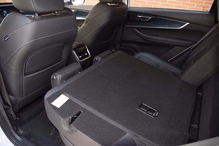 Hệ thống thông tin giải trí trong Tiggo 7 Plus chạy bằng hệ điều hành Lion 4.0 của Chery, và có tương thích Baidu CarLife và Apple CarPlay. Khi đỗ xe ở yên một vị trí, người ngồi bên trong có thể xem chương trình TV hoặc hát karaoke nếu muốn.