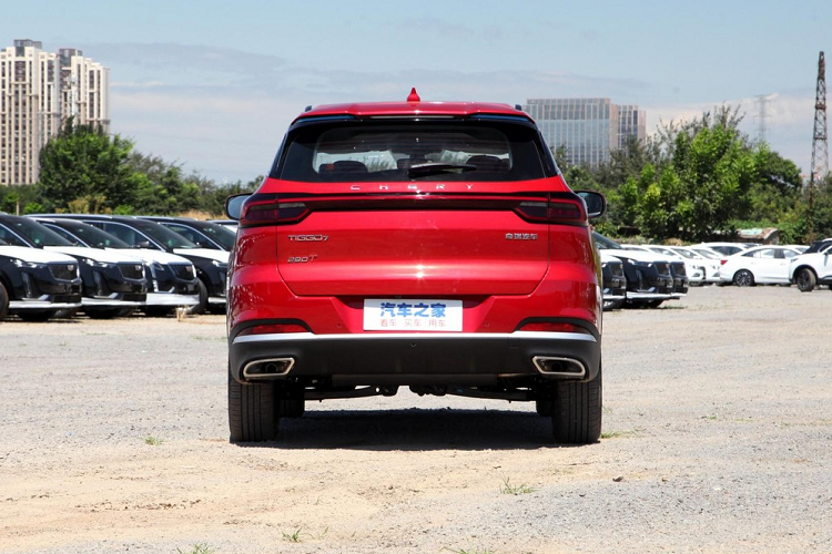 Trên phương diện kích thước, Chery Tiggo 7 Plus 2021 là một mẫu SUV khá rộng rãi với chiều dài 4.550 mm, rộng 1.842 mm, cao 1.746 mm, và trục cơ sở 2.670 mm. Nó có chỗ ngồi thoải mái cho 5 người, vì vậy những ai cần đến 7 chỗ sẽ phải tìm mua Tiggo 8 hoặc Tiggo 8 Plus.