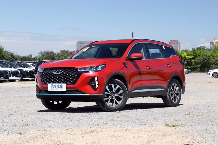 Dường như mỗi ngày qua đi, thị trường xe nội địa Trung Quốc lại đón nhận thêm một vài mẫu xe mới ra lò. Trong đầu tháng 10 này, thương hiệu Chery đã tung ra Tiggo 7 Plus, một mẫu SUV 5 chỗ, định vị giữa Tiggo 7 và Tiggo 8. Chery Tiggo 7 Plus 2021 mới nhắm đến phân khúc thị trường cao hơn Tiggo 7 một chút, và có ngôn ngữ thiết kế mới nhất của Chery, với lưới tản nhiệt đa giác kẹp giữa bởi đèn pha dài và mỏng, kết hợp cùng hốc gió giả ở hai bên tấm cản va.