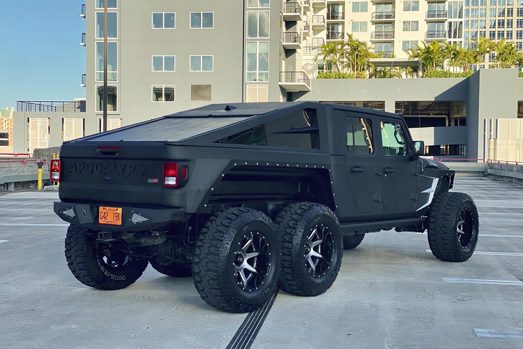 Điểm đặc trưng của xe Jeep được giữ lại trên Apocalypse Hellfire 6x6 là các cửa 2 bên và phần mui có thể tháo rời. Ngoài ra, cụm đèn hậu LED quen thuộc của Wrangler và Gladiator cũng xuất hiện trên chiếc bán tải 6 bánh.