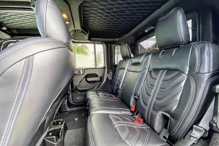 Những trang bị tiện ích trên Apocalypse Hellfire 6x6 thừa hưởng từ xe nguyên bản bao gồm khởi động bằng nút bấm, hệ thống thông tin giải trí hỗ trợ kết nối Apple CarPlay, màn hình cảm ứng trung tâm, định vị dẫn đường, hệ thống âm thanh cao cấp...