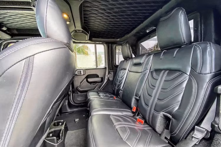 Những trang bị tiện ích trên Apocalypse Hellfire 6x6 thừa hưởng từ xe nguyên bản bao gồm khởi động bằng nút bấm, hệ thống thông tin giải trí hỗ trợ kết nối Apple CarPlay, màn hình cảm ứng trung tâm, định vị dẫn đường, hệ thống âm thanh cao cấp...