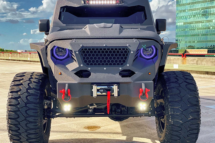 Phần đầu được lắp cản trước tích hợp bộ tời và 2 điểm móc kéo để sử dụng trong trường hợp đi đường xấu. Lưới tản nhiệt hầm hố với thiết kế hình thang và đục lỗ dạng tổ ong. Thùng hàng phía sau có phần nắp mở ra theo phương ngang, giúp việc chất dỡ hàng hóa thuận tiện hơn.