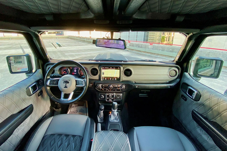 Thiết kế nội thất được giữ nguyên, tương tự các mẫu xe gầm cao của Jeep. Hãng độ thay mới logo cho vô-lăng và bọc da cao cấp cho ghế ngồi, tapi cửa cho mẫu bán tải.