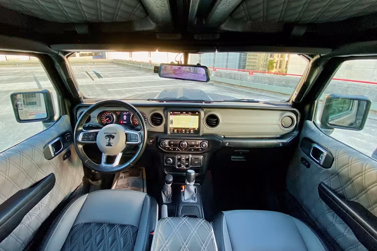 Thiết kế nội thất được giữ nguyên, tương tự các mẫu xe gầm cao của Jeep. Hãng độ thay mới logo cho vô-lăng và bọc da cao cấp cho ghế ngồi, tapi cửa cho mẫu bán tải.