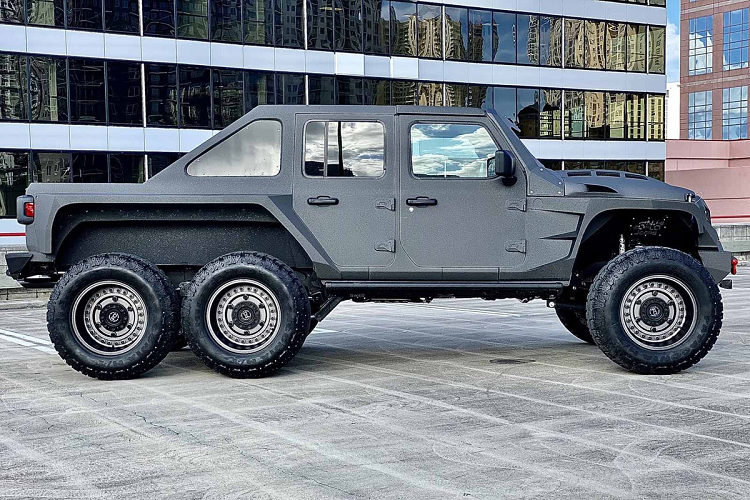 Chiếc bán tải được sơn nhám, trang bị lốp đi địa hình kích thước 40 inch. Màu ngoại thất hay kiểu mâm có thể được thay đổi tùy theo sở thích của khách hàng đặt mua Apocalypse Hellfire 6x6.